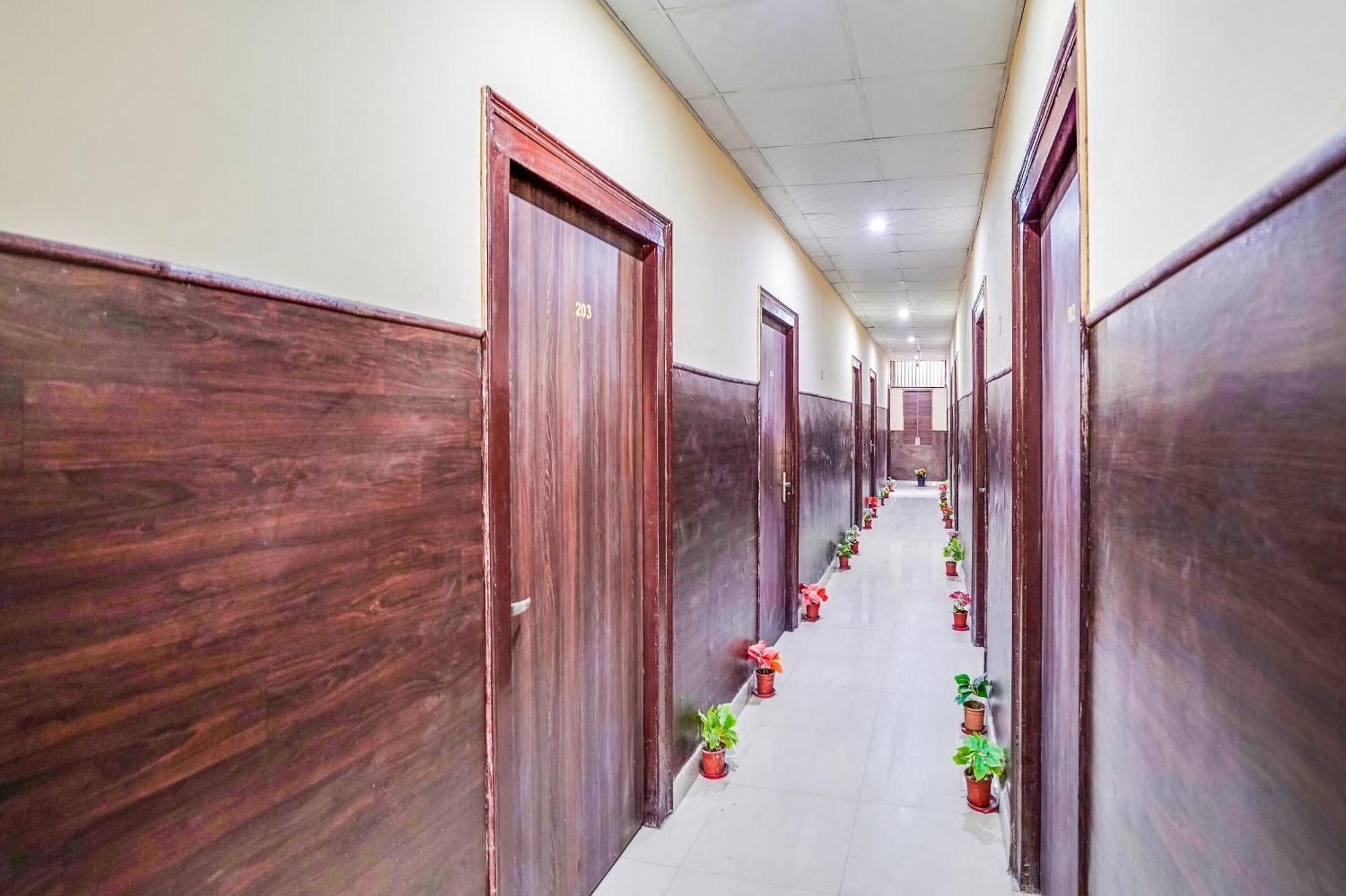 Hotel O Dream Palace Inn Noida Exteriör bild